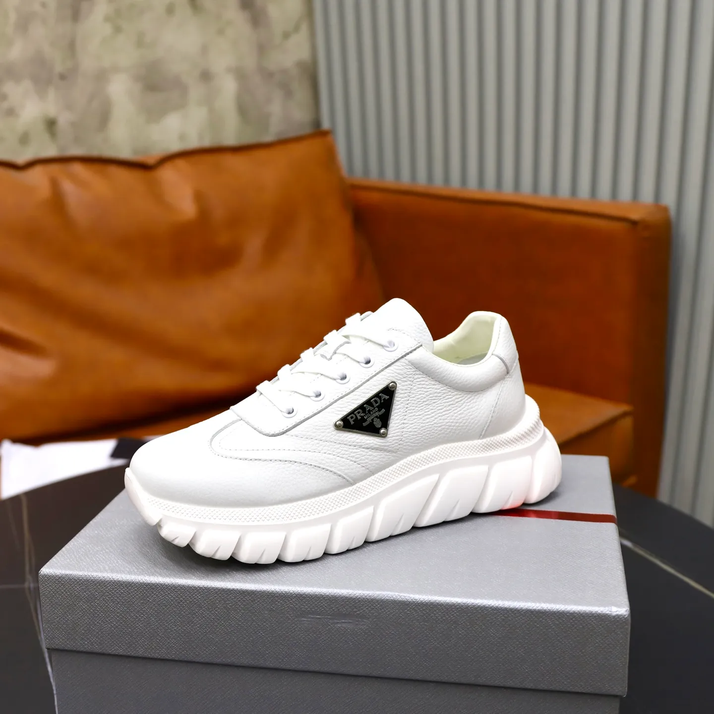 Factory price: 720💰Top original order Brand: PRADA (Prada) Standard code: Men's size 38/44 (45 can be customized) Grade: Same as the official website Material: Original cowhide stitching, cowhide lining, original combination two-color wear-resistant soft outsole Style category: casual sports version, young fashion, European and American trend, British style Color: actual picture color